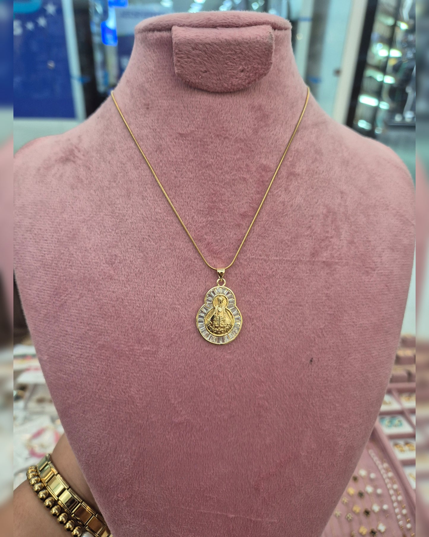 Cadena Virgen, Zirconia