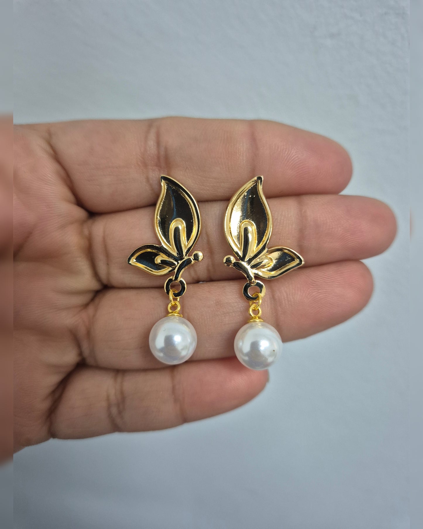 Arete con perla colgante #2