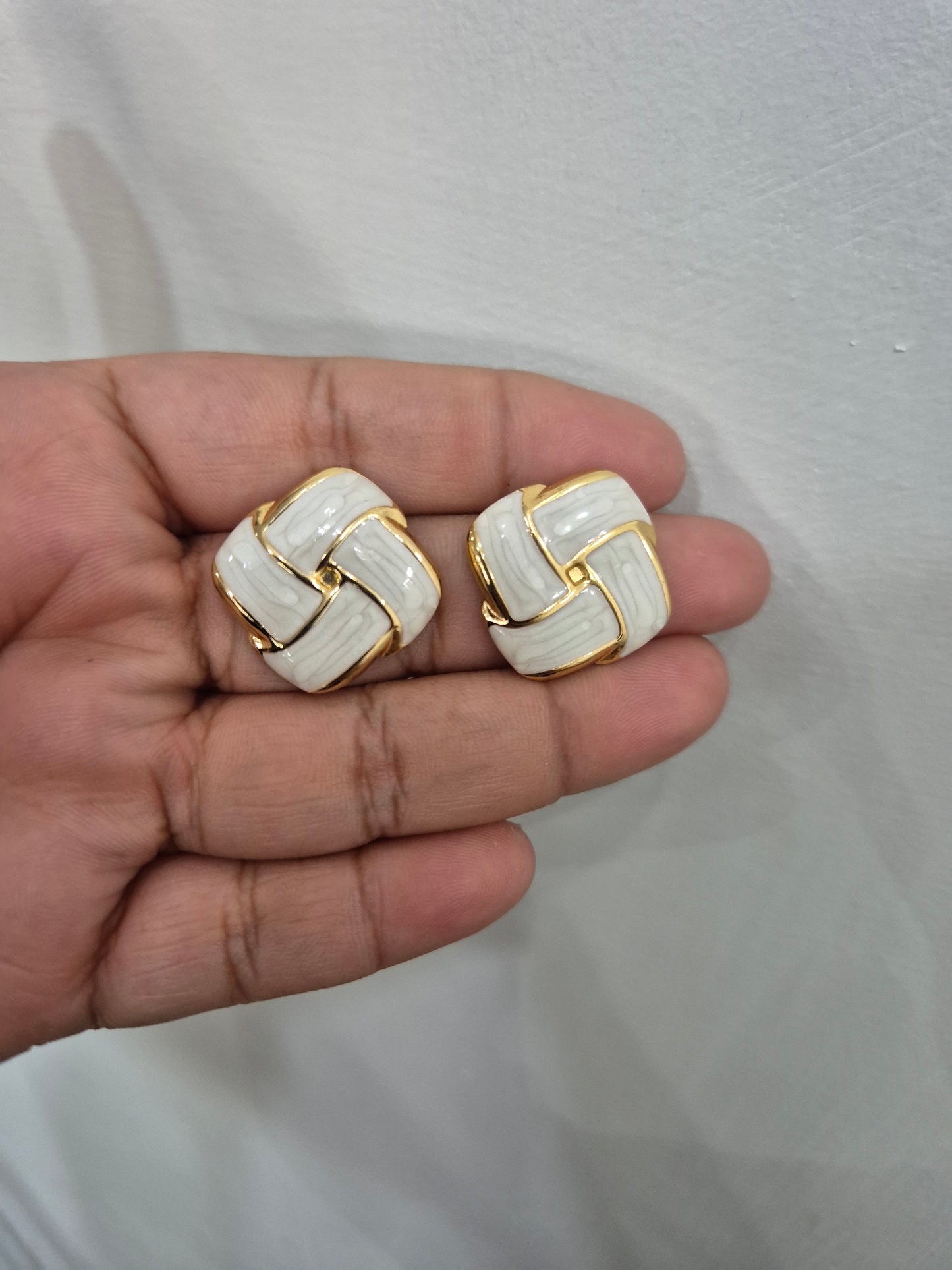 091112 Arete Rombo Tejido Blanco